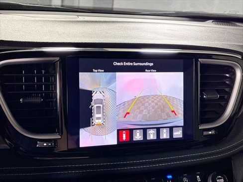 Certified 2025 Chrysler Pacifica Select AWD/4WD image 17