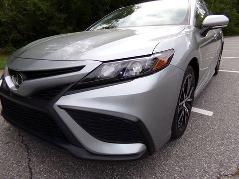 Used 2022 Toyota Camry SE FWD image 2