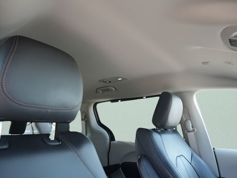 Used 2018 Chrysler Pacifica Touring-L w/ Advanced Safetytec Group FWD image 14