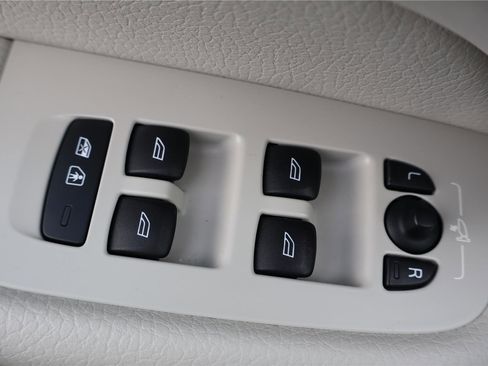 Used 2021 Volvo XC60 T5 Momentum w/ Premium Package image 13