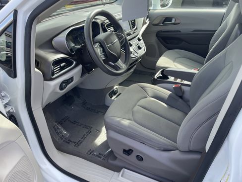 Used 2018 Chrysler Pacifica Touring Plus image 11