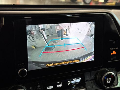 Used 2023 Toyota Highlander XLE image 21