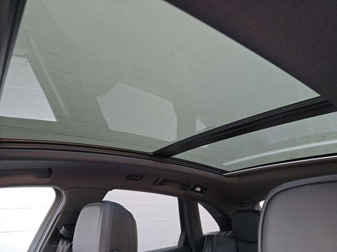 Certified 2025 Porsche Macan image 13