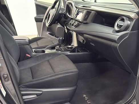 Used 2017 Toyota RAV4 LE image 18