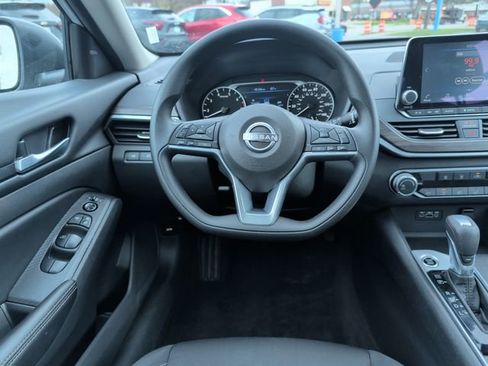 Used 2025 Nissan Altima 2.5 SV AWD/4WD image 2