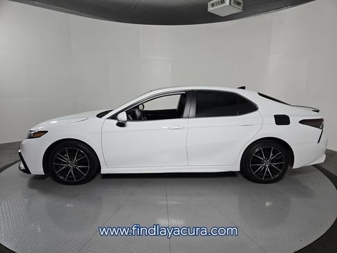 Used 2024 Toyota Camry SE image 3