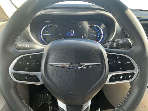 Used 2024 Chrysler Pacifica Select image 24