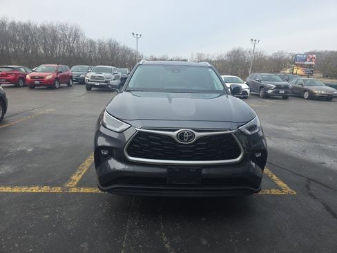 Used 2022 Toyota Highlander XLE image 2