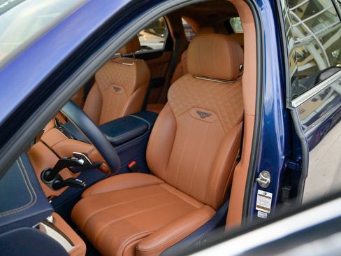 Used 2023 Bentley Bentayga image 18