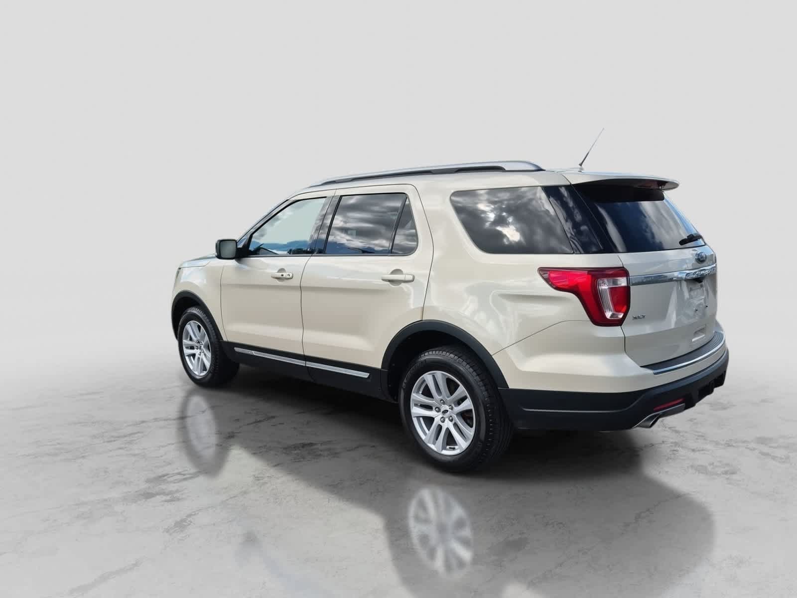 Used 2018 Ford Explorer XLT w/ Equipment Group 202A AWD/4WD image 6