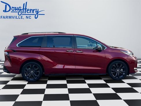 Used 2022 Toyota Sienna XSE image 6