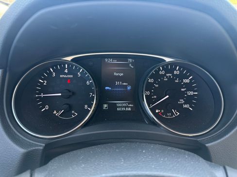 Used 2015 Nissan Rogue SV w/ SV Premium Package AWD/4WD image 16