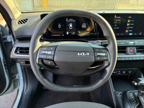Used 2025 Kia K4 LXS image 27