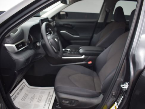Used 2022 Toyota Highlander LE image 16