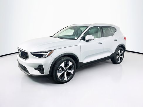 Used 2025 Volvo XC40 B5 Plus image 3