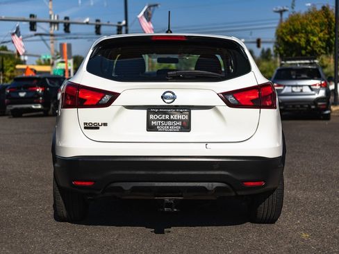 Used 2018 Nissan Rogue Sport S image 9