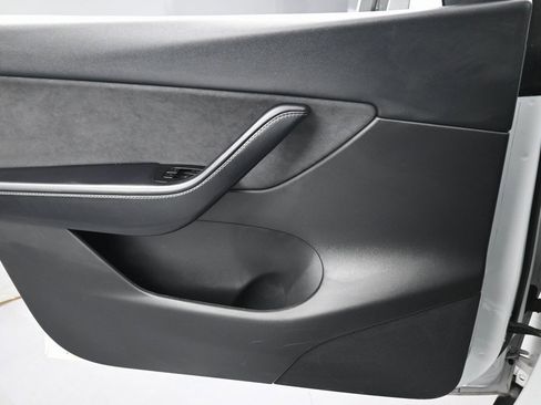 Used 2021 Tesla Model Y Long Range image 24