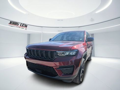 New 2025 Jeep Grand Cherokee Altitude image 6