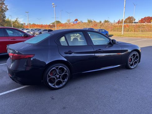 Certified 2022 Alfa Romeo Giulia Veloce image 5