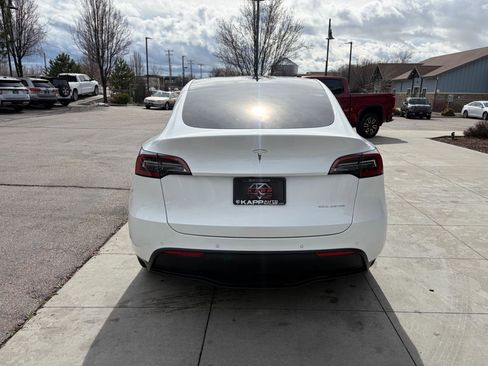 Used 2022 Tesla Model Y Long Range image 10