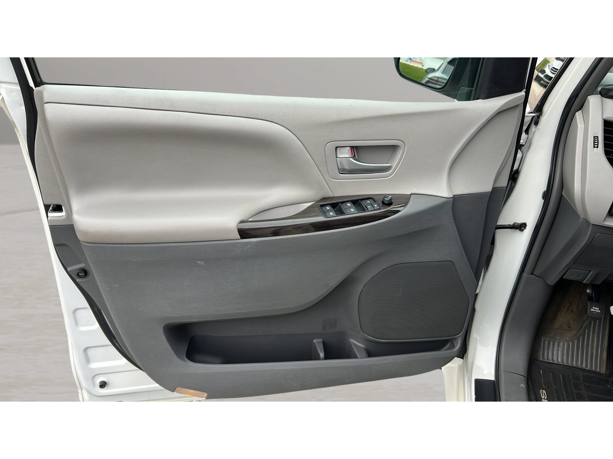 Used 2017 Toyota Sienna XLE FWD image 26