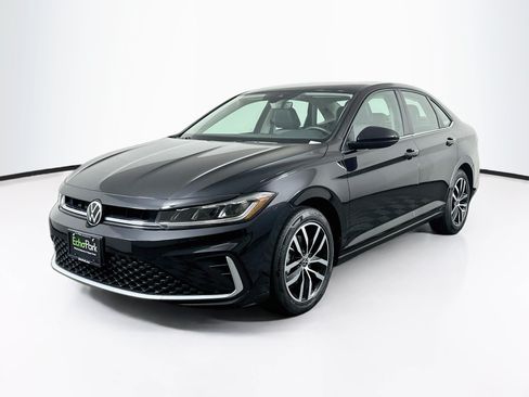 Used 2025 Volkswagen Jetta SE FWD image 3
