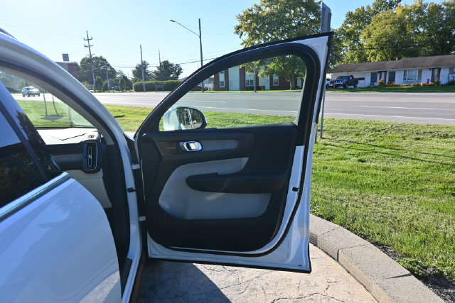 Used 2020 Volvo XC40 T5 Inscription w/ Protection Package AWD/4WD image 18