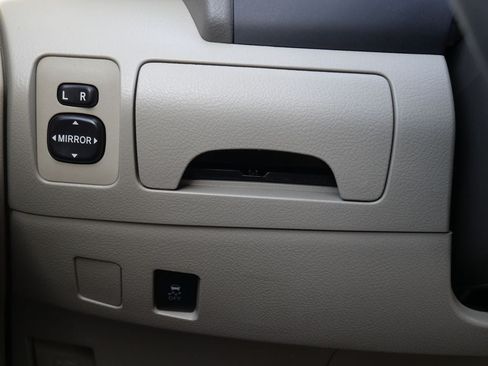 Used 2010 Toyota Camry LE FWD image 29