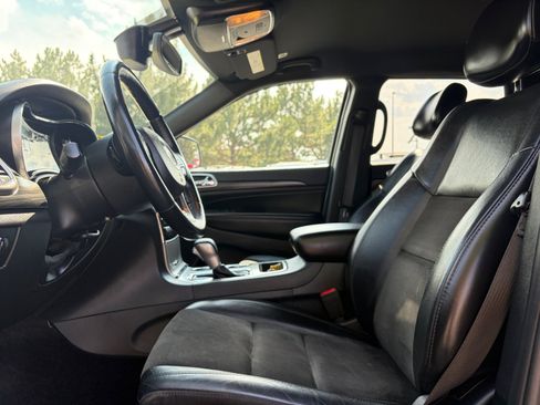 Used 2019 Jeep Grand Cherokee Altitude AWD/4WD image 12