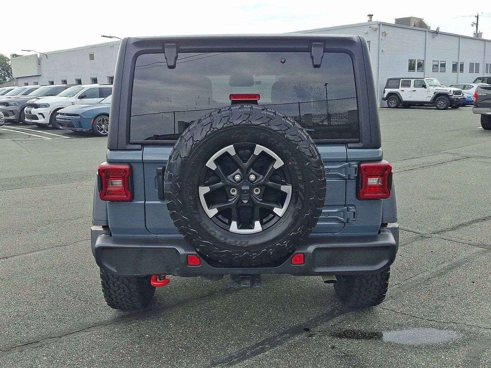 Used 2025 Jeep Wrangler Unlimited Rubicon w/ Convenience Group AWD/4WD image 5