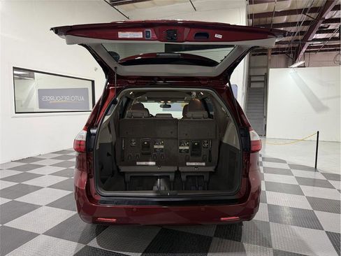 Used 2017 Toyota Sienna XLE Premium image 23
