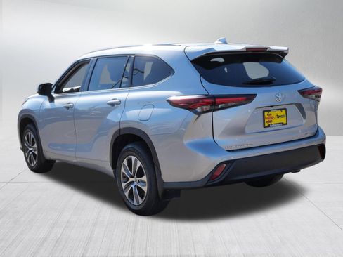 Certified 2024 Toyota Highlander XLE AWD/4WD image 6