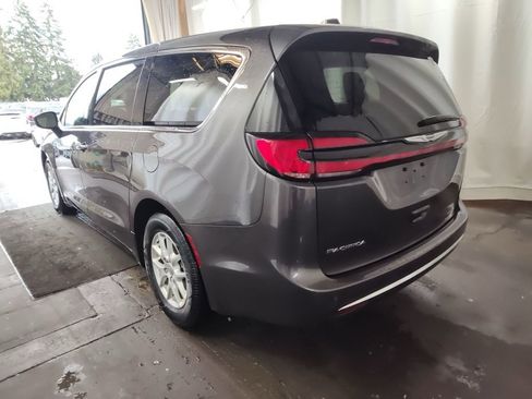 Used 2023 Chrysler Pacifica Touring-L image 2
