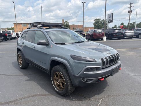Used 2014 Jeep Cherokee Trailhawk w/ Comfort/Convenience Group AWD/4WD image 2