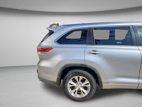 Used 2014 Toyota Highlander XLE FWD image 31