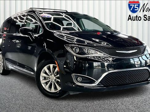 Used 2017 Chrysler Pacifica Touring-L image 1