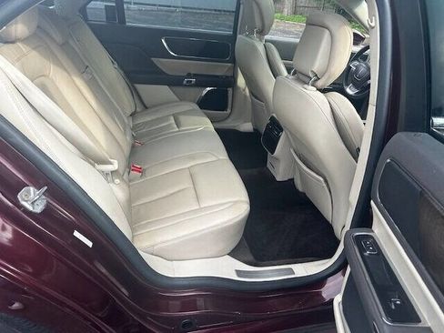 Used 2017 Lincoln Continental Select image 17