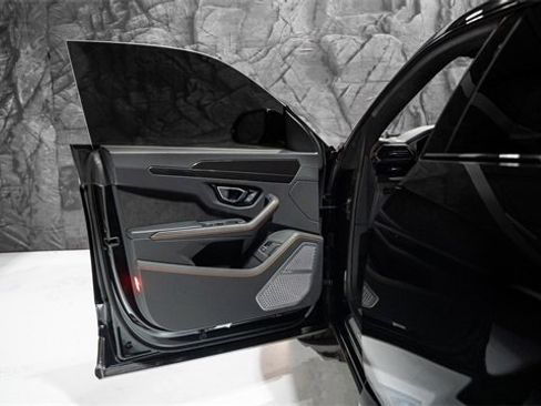 Used 2021 Lamborghini Urus image 3