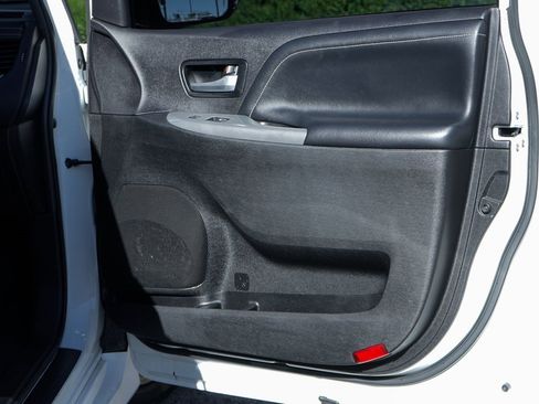 Used 2016 Toyota Sienna SE image 46