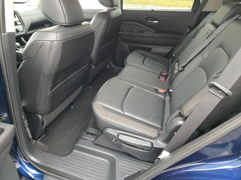 Used 2025 Nissan Pathfinder SL AWD/4WD image 17