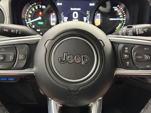 Used 2025 Jeep Wrangler Unlimited Sahara AWD/4WD image 27