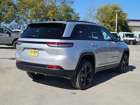 New 2025 Jeep Grand Cherokee Altitude image 3