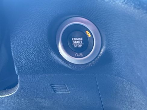 Used 2025 Chrysler Pacifica Select FWD image 16