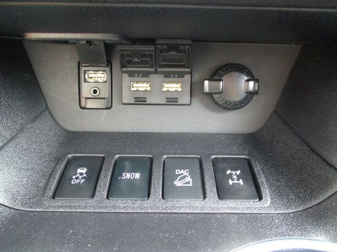 Used 2019 Toyota Highlander LE AWD/4WD image 22