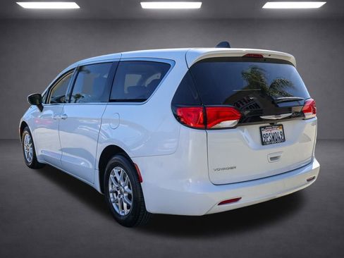 Used 2022 Chrysler Voyager LX image 6