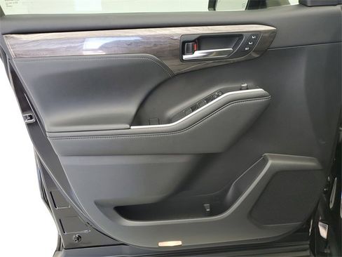 Used 2020 Toyota Highlander Limited Platinum image 23