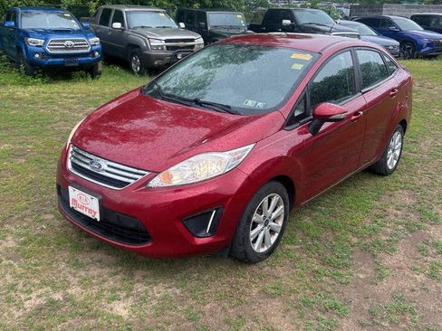 Used 2013 Ford Fiesta SE FWD image 2
