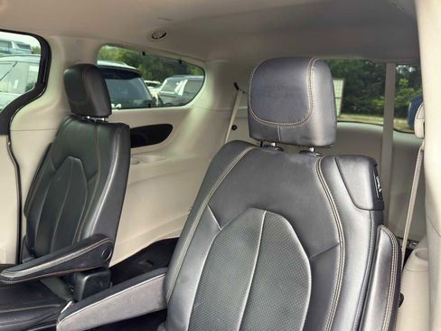 Used 2018 Chrysler Pacifica Touring-L FWD image 28