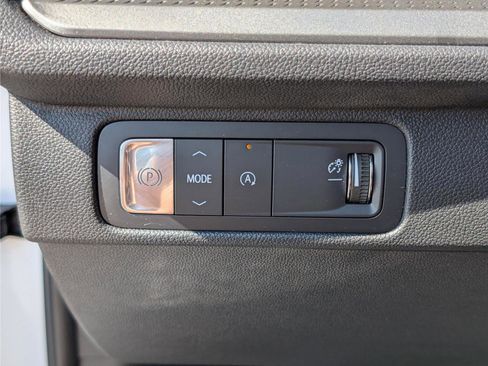 Used 2025 Chevrolet Traverse LT image 23