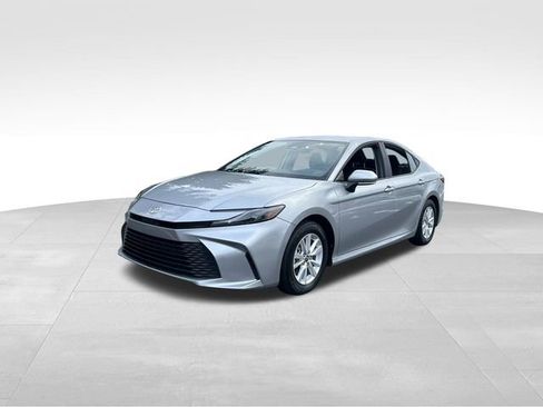 Used 2025 Toyota Camry LE image 32